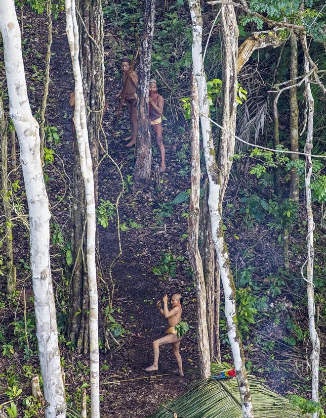 Grupo de índios fotografados durante a expedição, em recorte mais aproximado da imagem