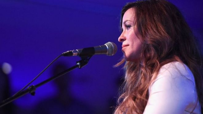 مدير أعمال المغنية ألانيس موريسيت يعترف بسرقتها