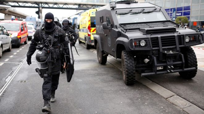 Despliegue de seguridad en el aeropuerto de Orly.