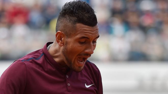 Kyrgios reacciona en un partido