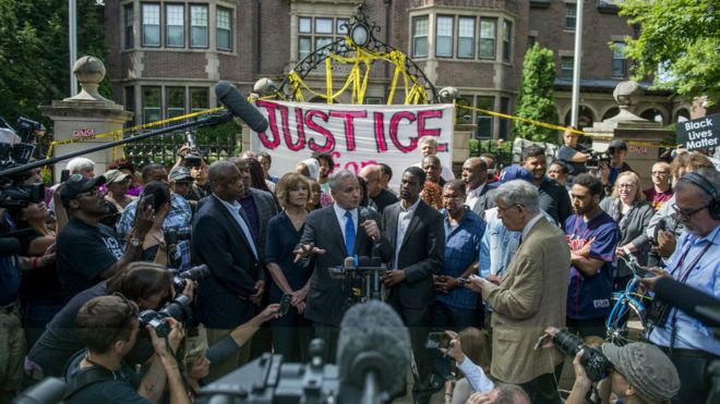 Minnesota Governor Mark Dayton, speaks outside the governor's mansion following the police shooting death of a black man on July 7, 2016 in St Paul, Minnesota
