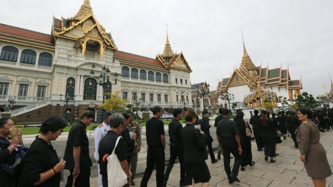 Thai mourners wearing dark clothing line-up to pay tribute at the Grand Palace in Bangkok, Thailand, 29 October 2016