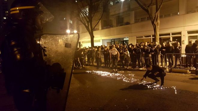 年轻抗议者用蜡烛摆出“violence”（暴力）字样