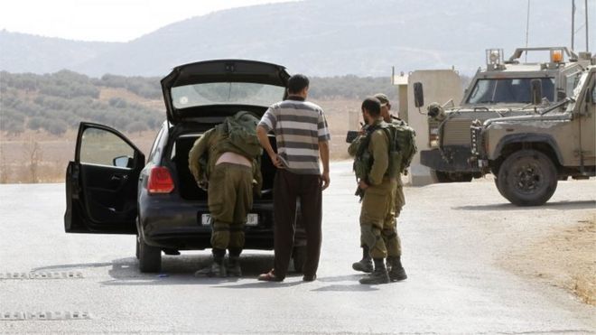 Israeli soldiers search a car near Nablus (02/10/15)