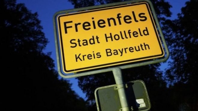 Un cartel en alemán que dice Freienfels