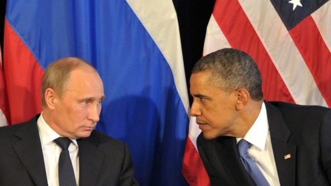 US President Barack Obama (right) meets his Russian counterpart Vladimir Putin (left) in Mexico (18 June 2012)