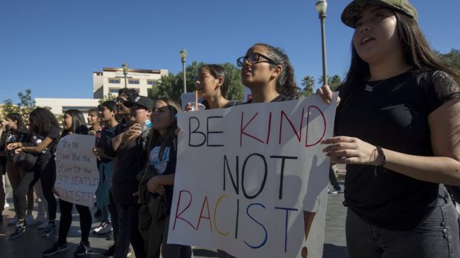 Estudiantes llevan pancartas en contra el racismo durante una marcha anti-Trump en Los Ángeles, EE.UU.
