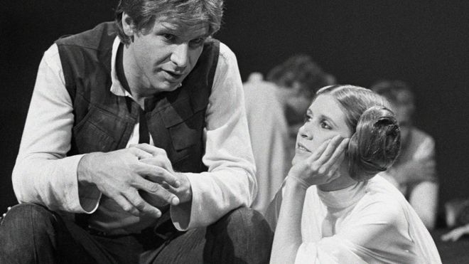 Harrison Ford conversa con Carrie Fisher en un alto en la grabación de un especial del canal de televisión CBS sobre The Star Wars Holiday en Los Angeles el 13 de noviembre de 1978