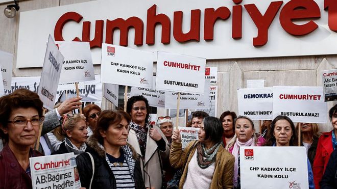 Митинг против ареста журналистов Cumhuriyet