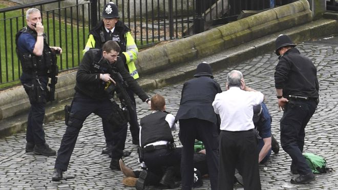 Policía británica durante el incidente