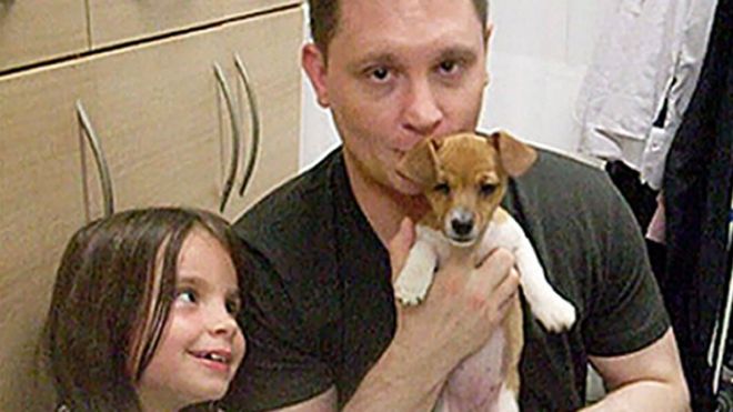 Ellie Butler junto a su padre Ben Butler