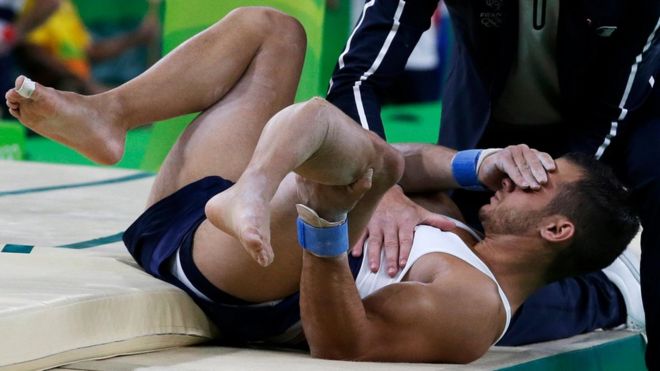 El gimnasta francés Samir Aït Said se tapa la cara tras haber sufrido una escalofriante fractura de pierna