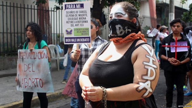 Manifestación contra las leyes anti-aborto en El Salvador