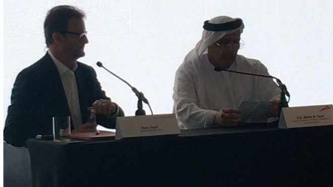 راب لوید، مدیر شرکت هاپیرلوپ وان (چپ) امروز با متر الطایر (راست) رئیس سازمان حمل و نقل امارات