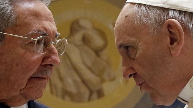 Pope Francis (R) meets Cuban President Raul Castro during a private audience at the Vatican (10 May 2015)