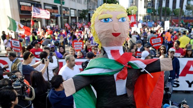 piñata de Donald Trump en una protesta en su contra