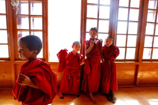 بالصور: رهبان أطفال في جبال الهيمالايا