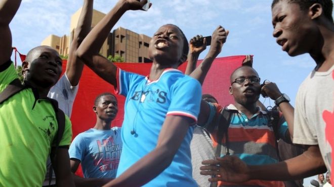 Anti-coup protesters sing the Burkinabe national anthem in Ouagadougou, Burkina Faso, September 22, 2015.