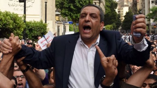 Yehia Qallash at a protest rally outside the Journalist Syndicate headquarters in Cairo. Photo: 4 May 2016