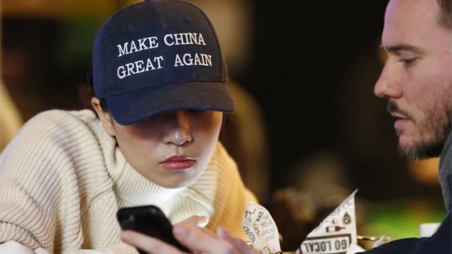 En un bar de Pekín una mujer luce una gorra con el lema "Hagamos China grande de nuevo", en un guiño al lema del ya presidente electo de Estados Unidos, Donald Trump, durante la campaña.