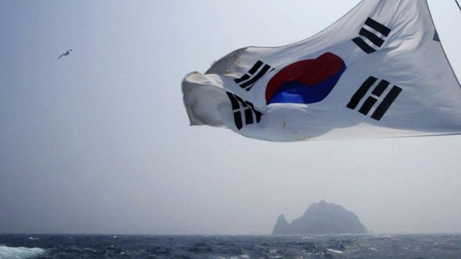 Cờ Hàn tung bay trên nền đảo Dokdo hay Takeshima trong tiếng Nhật ở vùng Hàn Quốc gọi là Đông Hải