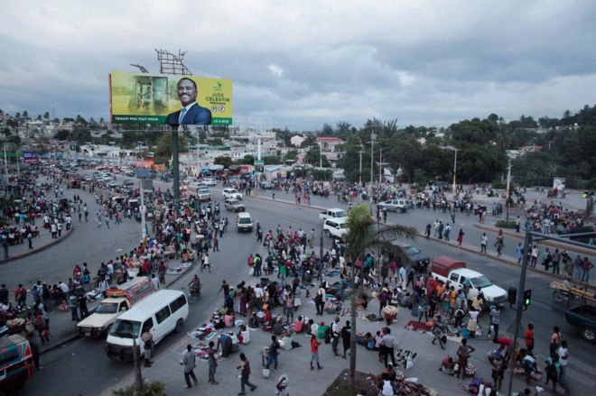 El congestionado centro de Puerto Príncipe con la pancarta publicitaria de Jude Célestin