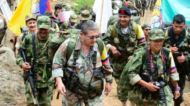 Pablo Catatumbo, en el centro, rodeado de otros guerrilleros, llegando a La Elvira, Buenos Aires, Cauca.