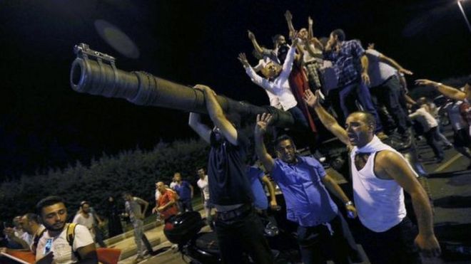 Darbe girişimini protesto eden halk Atatürk Havalimanı yakınlarında tankların üstünde.