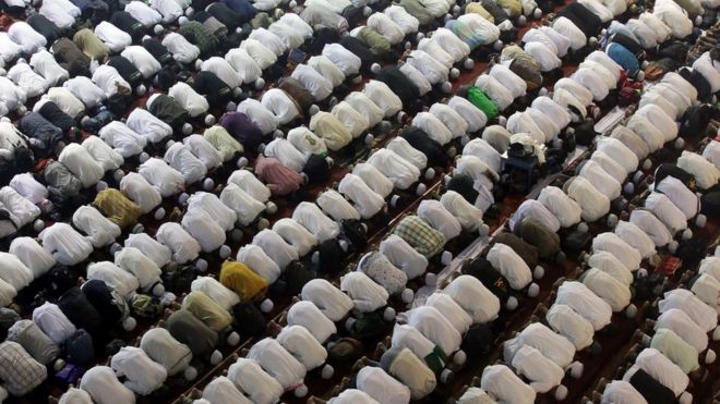 مسلمون يؤدون السجود في إحدى الصلوات