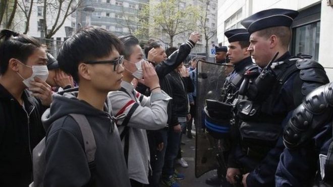 华人社区民众在巴黎第十九区警察局外面举行示威，抗议警方枪杀一名中国男子。