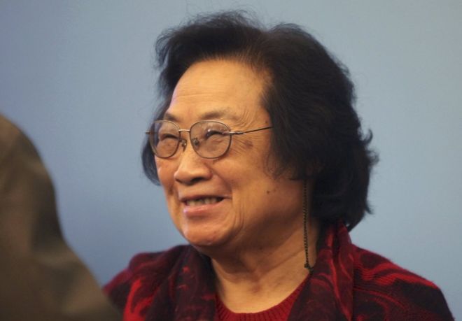 Pharmacologist Tu Youyou attends a award ceremony in Beijing, November 15, 2011. William Campbell, Satoshi Omura and Tu jointly won the 2015 Nobel prize for medicine or physiology for their work against parasitic diseases, the award-giving body said on 5 October 2015.