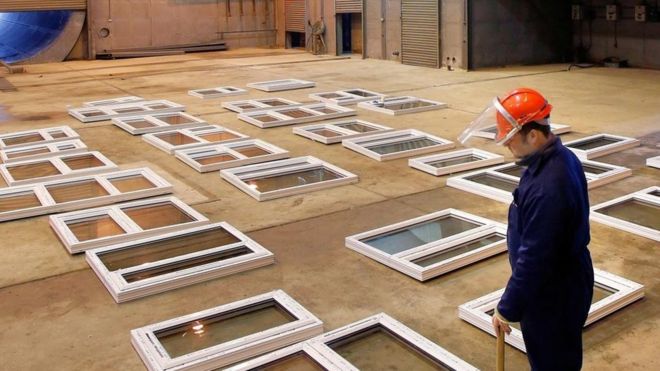 Un técnico de Audio Analytic trabajando con ventanas de vidrio