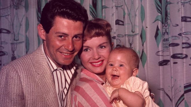 Carrie Fisher con sus padres Eddie Fisher y Debbie Reynolds en 1957