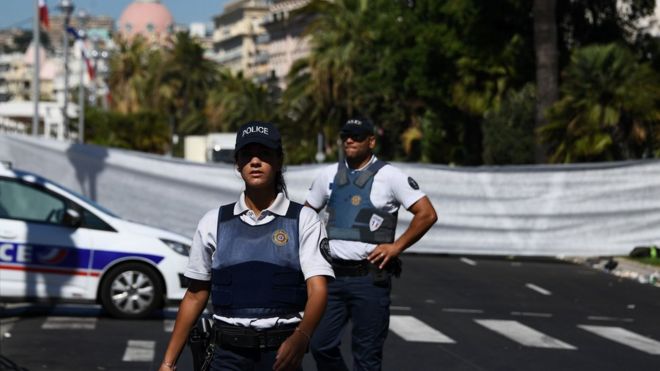 Policías en Niza