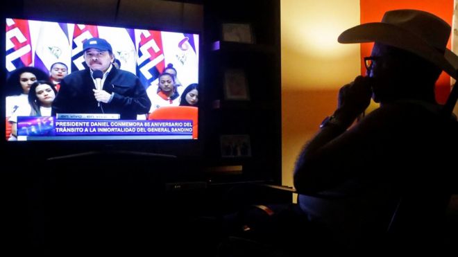 Un hombre ve a Daniel Ortega en la televisión