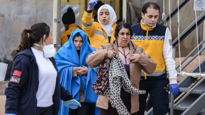 Rescued migrants arrive in Canakkale, Turkey (30 January)