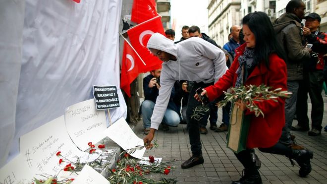 People leave olive branches at the explosion site in Istanbul, 20 March 2016.