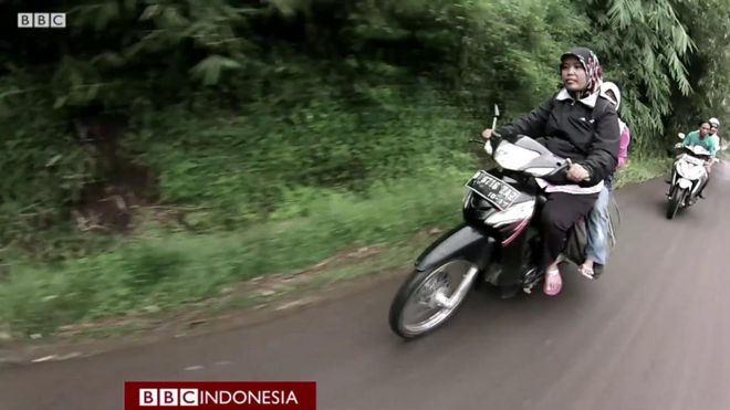 Murid Murid SD Di Pedalaman Kalimantan Sangat Senang Dengan Bantuan