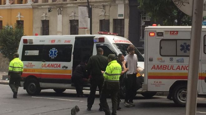 Ambulancias en el lugar de la explosión en Bogotá, Colombia.