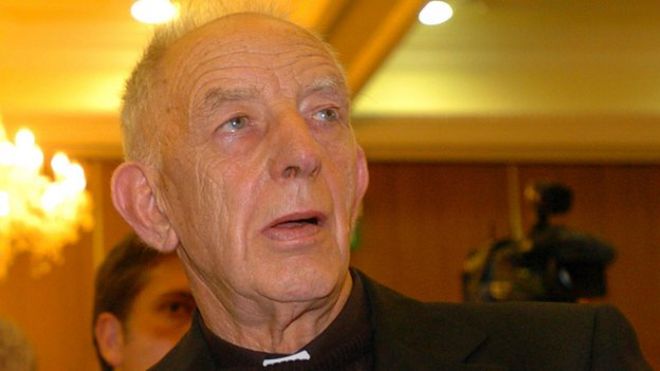 Fr Alec Reid, who was a key figure in the Northern Ireland peace process, acting as a go-between between the IRA and politicians, has died. - _71280637_alecreid3