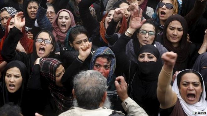 Members of civil society organisations chant slogans during a protest to condemn the killing of 27-year-old Farkhunda (24 March 2015)