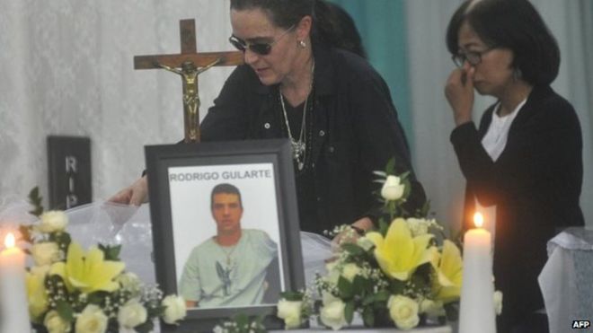 Relatives with the coffin of Brazilan Rodrigo Gularte in Jakarta (29 April 2015)