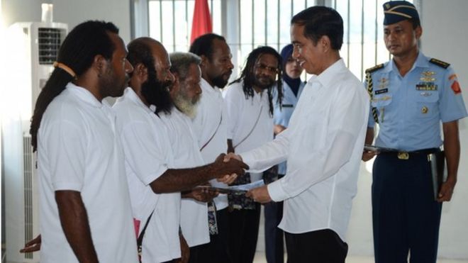 Indonesian President Joko Widodo shakes hands with freed Papuan political prisoners in the restive eastern province of Papua on 9 May 2015.