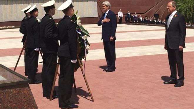 John Kerry (centre) and Sergei Lavrov at World War Two memorial in Sochi, 12 May 2015