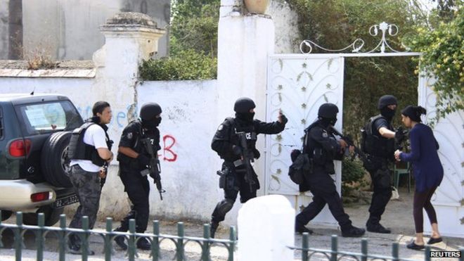 Tunisian anti-terrorism brigade personnel enter a house to take position after a shooting at the Bouchoucha military base in Tunis, on 25 May 2015