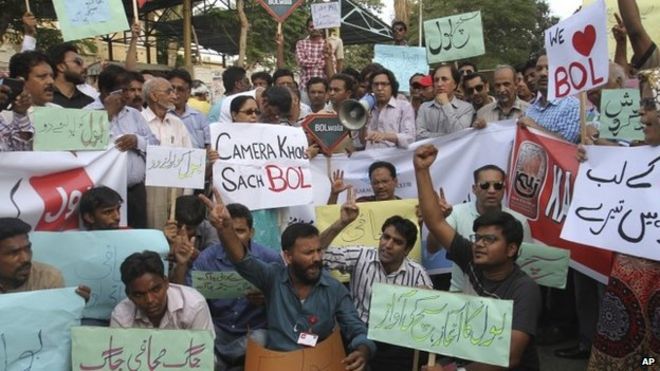 Pakistani journalists and employees of Axact's media channel Bol TV protest outside the Karachi press club (27 May 2015)