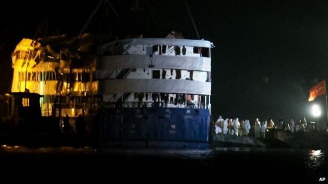 Medical workers carry out body of victim from wreckage of Eastern Star - 5 June