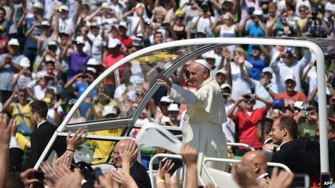 Pope arrives at Bosnia stadium to celebrate Mass, 6 June 2015
