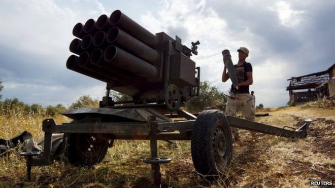 A Syrian rebel prepares a rocket launcher in the Deraa countryside (12 May 2015)