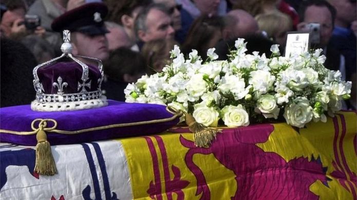 The Queen Elizabeth The Queen Mother's priceless crown, containing the famous Koh-i-noor diamond, rests on her coffin on a Gun Carriage pulled by the Royal Horse Artillery to Westminster Hall.